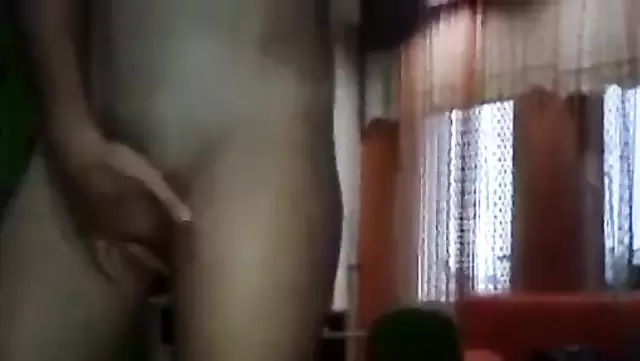 Азербайджанка с мокрой киской трахает мужа